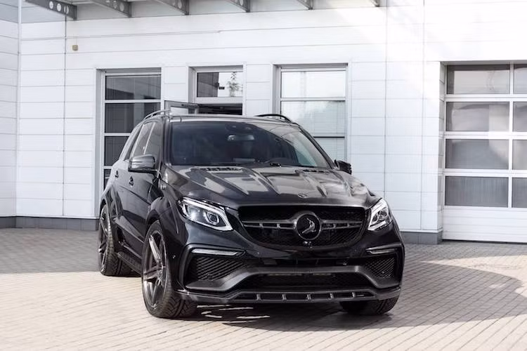 Vốn đã có ngoại hình dữ dằn, tuy nhiên khi lắp gói độ Inferno, sự "nguy hiểm" của GLE 63 AMG còn tăng lên gấp bội với cản trước mới cùng nắp ca-pô có các gân nổi bằng sợi carbon.