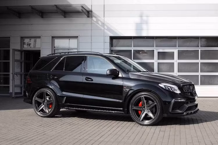 Không chỉ dừng lại ở nội ngoại thất, Top Car còn có thể nâng cấp cả động cơ của xe. Đối với phiên bản GLE 63 thường, hãng có thể nâng công suất động cơ tăng lên 120 mã lực và mô-men xoắn 149 Nm. Trong khi đó, phiên bản GLE 63S có mức tăng lần lượt là 127 mã lực và 159 Nm.