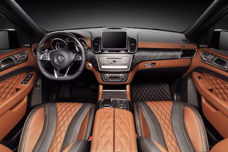 Không chỉ dừng lại ở ngoại thất, nội thất của GLE 63 AMG cũng được Top Car chú ý khi bọc lại hoàn toàn trong da cao cấp với các đường chỉ khâu tương phản và những chi tiết ốp bằng sợi carbon xịn.