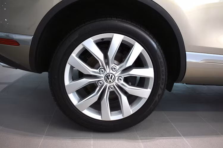 Các phiên bản Touareg bán ở Việt Nam đều được trang bị bộ mâm đúc 5 cánh kép với tên gọi Masafi có kích thước lên tới 20 inch, đi kèm với lốp Goodyear.