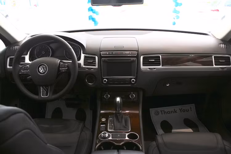 Bảng táp-lô được thiết kế đơn giản nhưng cứng cáp với các đường nét vuông vức và những khu vực chức năng phân chia rõ ràng. Nằm trong phân khúc SUV cỡ trung cao cấp, chiếc xe không thể thiếu được hệ thống thông tin giải trí hiện đại nằm trên bảng điều khiển trung tâm.