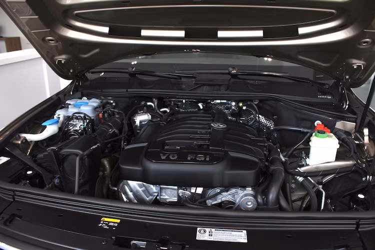 Tại Việt Nam, Touareg được trang bị động cơ xăng V6 3.6 lít nạp khí tự nhiên với công nghệ phun xăng trực tiếp FSI, đem tới công suất tối đa 280 mã lực và mô-men xoắn 360 Nm, đi kèm cùng hộp số tự động 8 cấp Tiptronic và hệ dẫn động 4 bánh 4Motion đặc trưng của Volkswagen.