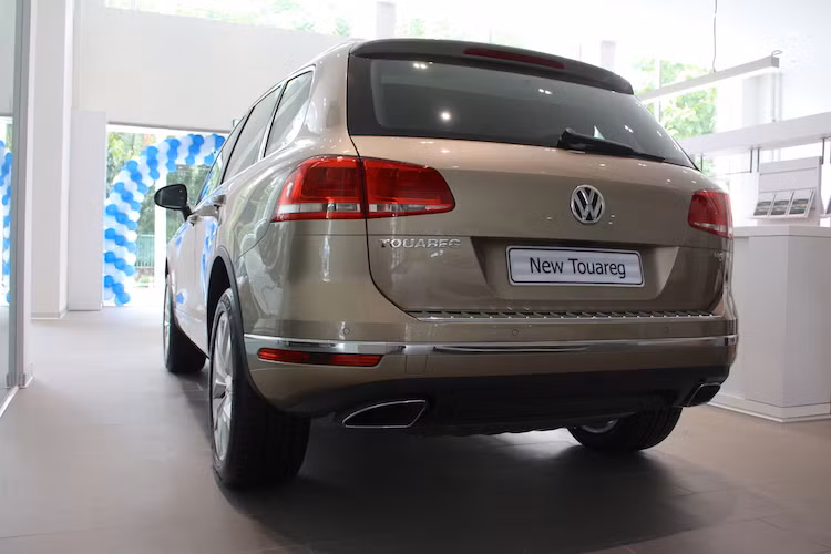 Tại thị trường Việt Nam, Volkswagen Touareg được nhập khẩu chính hãng bởi World Auto và có giá 2,88 tỷ đồng. Sau ngày 1/7, giá của xe chỉ tăng nhẹ lên thành 2,889 tỷ đồng và là một sự lựa chọn đáng cân nhắc khi so với Lexus RX350 hay Audi Q7, đặc biệt nếu khách hàng mua xe thuộc độ tuổi trung niên.