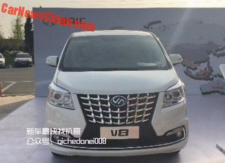 Chi tiết đặc trưng nhất của Toyota Alphard là lưới tản nhiệt lớn hình thang mạ chrome đã được BAIC Ruili "nhái" lại một cách chưa hoàn hảo với các nan thưa hơn, trong khi đó các đèn pha của xe vuông hơn so với xe thật.