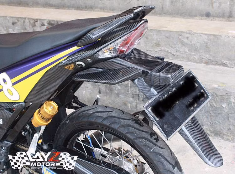 Chiếc Satria FU150 FI vốn có nhiều chi tiết nhựa đúc trên thân vỏ ở dạng nguyên bản, tuy nhiên Layz Motor đã trang trí lại toàn bộ các chi tiết này bằng cách dán sợi carbon thật.