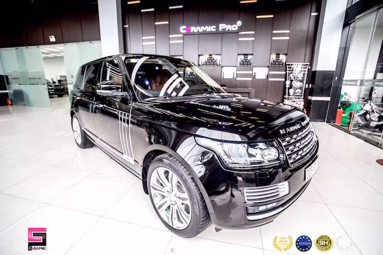 SVAutobiography vẫn sử dụng động cơ V8 tăng áp, 5.5 lít, công suất 550 mã lực tương tự Range Rover Sport SVR và mạnh hơn Black Autobiography 40 mã lực. Theo số liệu của hãng xe Land Rover, SVAutobiography chỉ mất 5,5 giây để tăng tốc từ 0-100 km/h, tương tự thông số trên LWB Range Rover Autobiography.