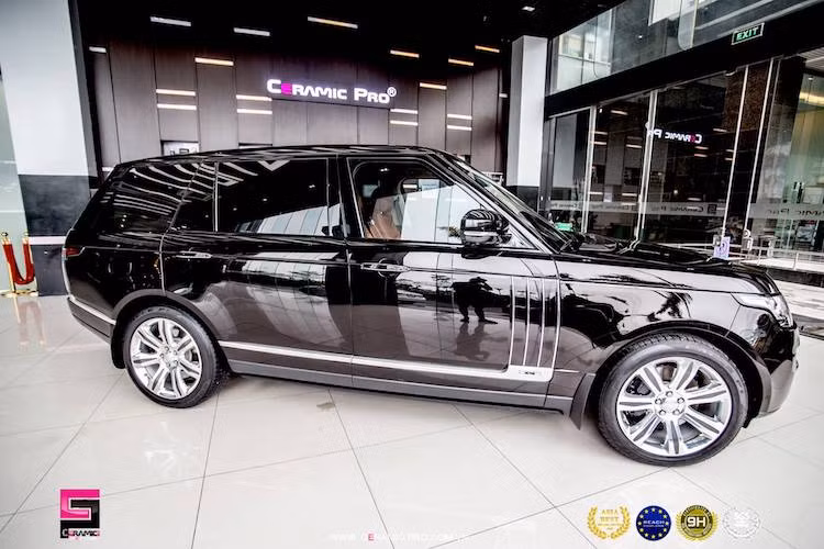 So với những chiếc Range Rover khác, Range Rover SVAutobiography LWB gần như hoàn toàn giống y hệt, không có sự thay đổi nào về thiết kế. Tuy nhiên, trục cơ sở của xe đã được kéo dài ra, đạt tới 3,12 m.