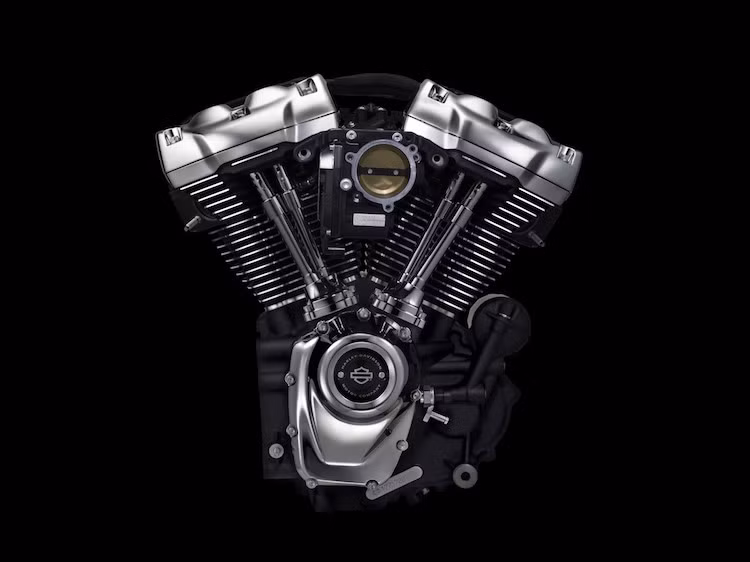 Có 2 mức dung tích là 107 và 114 inch khối (lần lượt 1750 và 1868 cc), Milwaukee-Eight đem tới hiệu năng cao hơn hẳn, giúp xe tăng tốc từ 0-100 km/h nhanh hơn 11% so với các dòng động cơ cũ. Trong đó, phiên bản động cơ Milwaukee-Eight 107 với nắp quy-lát tản nhiệt dầu sẽ xuất hiện trên các dòng Street Glide/Street Glide Special, Road Glide/Road Glide Special, Electra Glide Ultra Classic, Road King và Freewheeler.