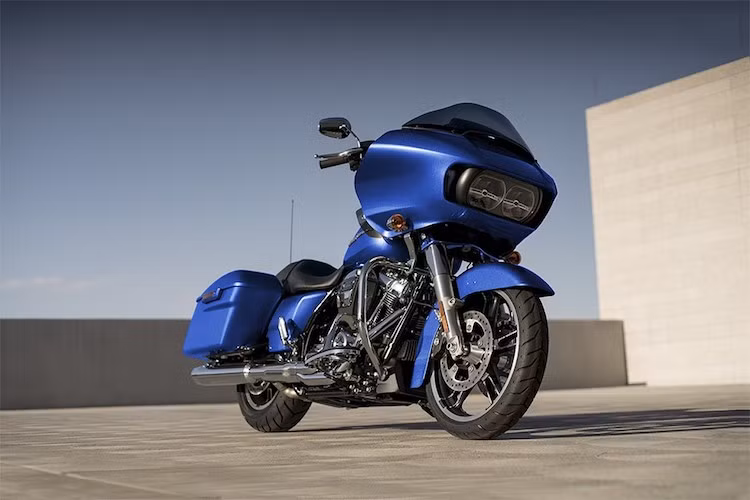Đầu tiên, toàn bộ các dòng Touring của Harley-Davidson (HD) đều được nâng cấp hệ thống phuộc cả trước và sau. Trong đó, phuộc sau của chúng sử dụng công nghệ mới cho phép chủ xe điều chỉnh khoảng hành trình nhiều hơn từ 15 tới 30% so với trước đây chỉ với một núm vặn. Ở phía trước, HD đã sử dụng cặp phuộc Showa với công nghệ SDBV mới và lò xo kiểu xe đua, giúp giảm trọng lượng và nhún êm hơn.