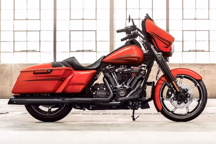 Dòng 2017 CVO Street Glide được trang bị sẵn hệ thống âm thanh 4 loa 600 watt, hộp chứa đồ 2 bên hông có khóa điện, bọc yên mới và cũng có 4 màu sắc mới.