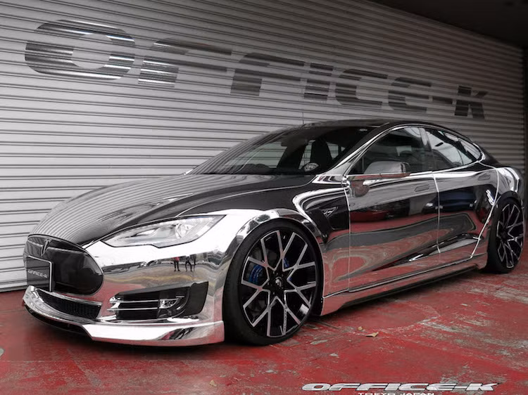 Kể từ năm 2012 tới nay, mẫu sedan "xanh" Tesla Model S đã liên tục được quan tâm do là chiếc xe điện sản xuất hàng loạt đầu tiên đủ tiện lợi để sử dụng hàng ngày, nhưng vẫn có hiệu năng "đánh bại" nhiều siêu xe. Tuy nhiên do sử dụng động cơ điện, tới nay vẫn chưa có ai ngoài Tesla có thể nâng sức mạnh cho Model S, chính vì vậy những xưởng độ như Office-K chỉ có thể tập trung độ nội ngoại thất xe.