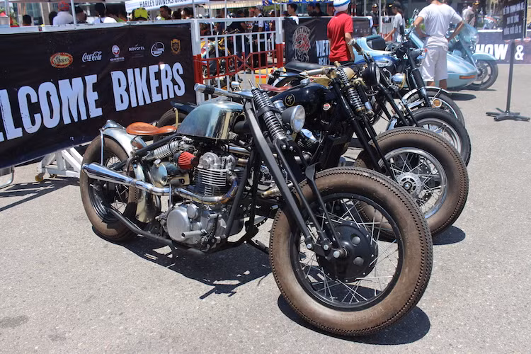 Tại Vietnam Bike Week 2016 vừa được tổ chức tại Đà Nẵng, những chiếc xe được độ lại theo phong cách steampunk đa phần là các dòng xe môtô phân khối lớn Nhật cũ như Yamaha SR400, Honda NV400, Honda Steed... Ngoài ra, một số chiếc còn được độ từ Harley-Davidson.