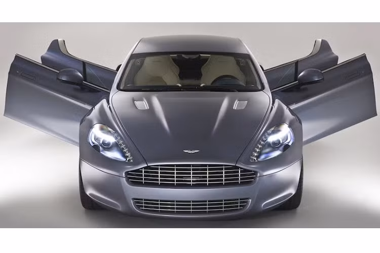 Cũng tinh tế và đơn giản như chính những chiếc xe của Aston Martin, loại cửa đặc trưng của hãng được ví với hình ảnh của cánh thiên nga. Vẫn có những bản lề đặt dọc như xe bình thường nhưng cửa thiên nga của Aston Martin mở chếch một góc nghiêng nhỏ so với truyền thống.