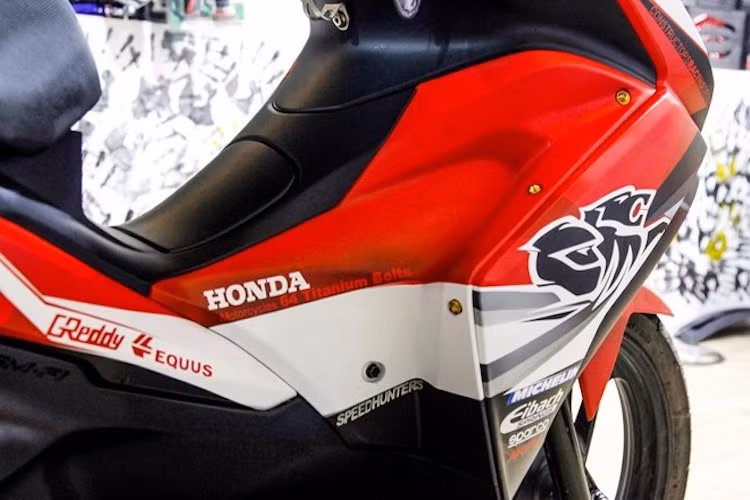 Bộ tem xe vẽ airbrush, lấy ý tưởng từ bộ tem của đội đua Holden Racing Team (Australia).