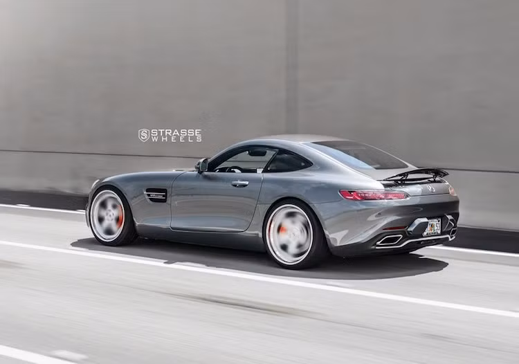 Kết hợp cùng hộp số tự động ly hợp kép 7 cấp AMG Speedshift, xe có khả năng tăng tốc từ 0-100 km/h chỉ trong 3,8 giây. Tốc độ tối đa của AMG GT S là 310 km/h.