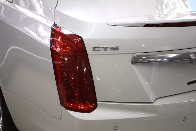 Một chi tiết đặc trưng của các dòng xe Cadillac từ lâu đó là cụm đèn hậu đặt dọc thẳng đứng. Tuy nhiên trên CTS, cụm đèn hậu này có các góc cạnh mang tính hình khối hơn và đương nhiên, cũng sử dụng công nghệ chiếu sáng LED thời thượng đang là "trào lưu" của Thế giới xe.