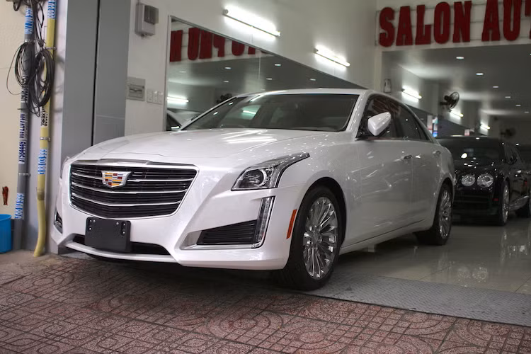 So với những đối thủ khác trong cùng phân khúc, Cadillac CTS có "thâm niên" còn ít khi năm 2002, thế hệ đầu tiên của mẫu xe này mới lần đầu xuất hiện. Tính tới nay, CTS mới trải qua được 3 thế hệ, và thế hệ mới nhất của mẫu xe được công bố lần đầu vào năm 2013. Phiên bản Cadillac CTS 2016 hiện tại đã được một showroom tại Sài Gòn nhập nguyên chiếc.