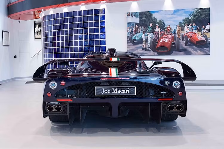 Ban đầu, Maserati chỉ định sản xuất đúng 25 chiếc MC12 cho khách hàng. Tuy nhiên tới năm 2005, hãng đã quyết định tạo ra thêm 25 chiếc nữa, khiến tổng số lượng MC 12 bản thương mại đạt 50 chiếc. Vào thời điểm năm 2004, mỗi chiếc MC12 có giá lên tới 600.000 Euro.
