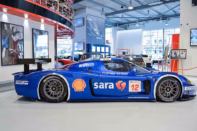 Ở phía sau đuôi xe, Maserati cũng không quên lắp cho MC12 GT1 cánh đuôi bằng sợi carbon cực lớn để tăng lực nén thân xe xuống đường ở tốc độ cao. Trọng lượng xe cũng được giảm mạnh, chi còn 1250 kg.