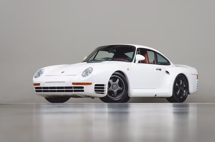 Được nhiều người yêu xe cho là mẫu siêu xe thực thụ đầu tiên được Porsche sản xuất hàng loạt, huyền thoại Porsche 959 là một mẫu siêu xe mang tính "cách mạng" khi ra đời vào năm 1986. Ban đầu, Porsche định tạo ra 959 để tham gia vào giải đua rally WRC ở thể thức Group B. Trong điều luật của thể thức này, nhà sản xuất phải tạo ra một số lượng nhất định những chiếc xe dân dụng với cấu hình như xe đua.