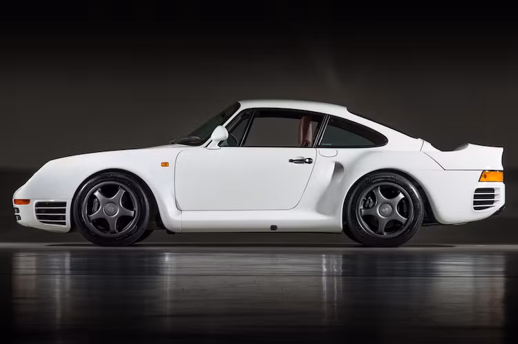 Tuy nhiên sau đó, Liên đoàn đua xe Thế giới FIA đã "khai tử" Group B do thiếu an toàn, chính vì vậy Porsche đã quyết định phát triển tiếp 959 thành một siêu xe đỉnh cao để bán cho những khách hàng giàu có. Dù được coi là thuộc dòng 911 huyền thoại, nhưng thiết kế của 959 cũng khác biệt lớn so với những chiếc 911 khác với hệ số cản khí động học cực thấp.