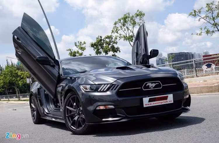 Thay vì mở ngang như truyền thống, xe được thiết kế bản lề kiểu Lamborghini, nhờ vậy xe có thể mở ngược cửa lên phía trên.
