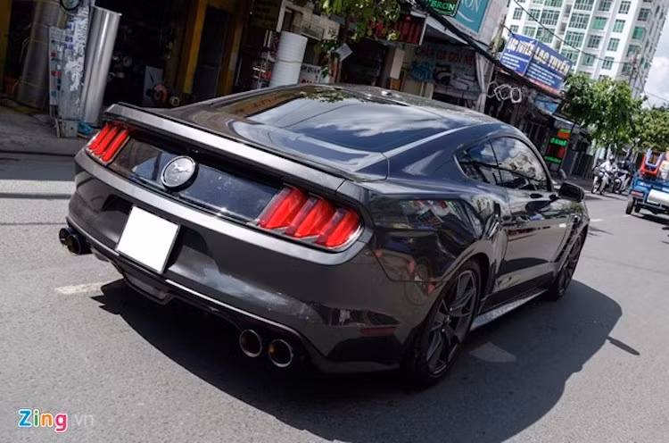 So với những bản độ Mustang khác tại Việt Nam, chiếc xe này không quá màu mè mà chú trọng đến cảm giác lái và ưu tiên cho tốc độ.