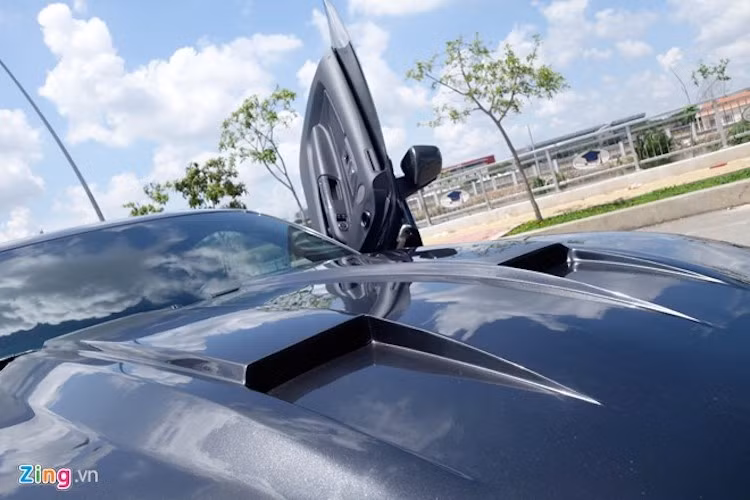 Hai khe hút gió cỡ lớn thường thấy trên những chiếc Mustang cổ điển. Luồng gió được hướng xuống dưới nắp ca-pô để làm mát động cơ. Bên trong xe được thay thế hệ thống lọc gió hiệu Mishimoto nhập từ Mỹ cho tiếng hút gió rất lớn mỗi khi đạp ga.
