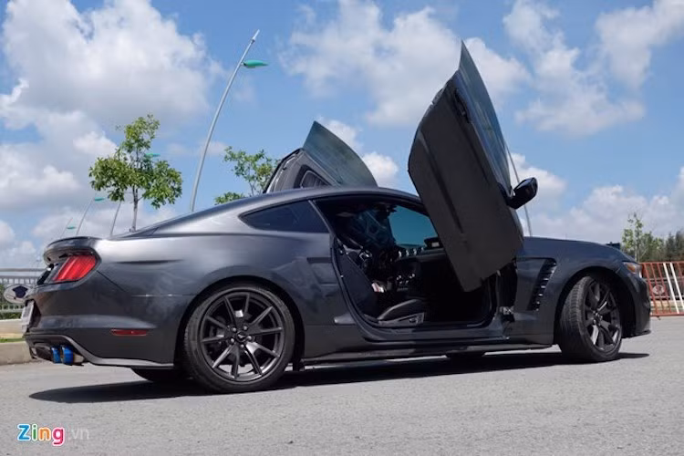 Nhìn từ bên hông, cạnh hốc bánh trước có khe thoát gió kiểu Corvette Z06, khe hút gió lớn cũng xuất hiện trước hốc bánh sau.