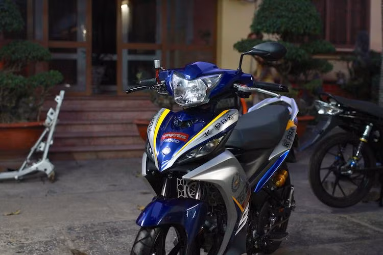 Để "làm mới" lại Exciter 135, các biker đã chọn nhiều cách khác nhau. Có người đã hoàn toàn thay đổi kết cấu xe để cho ra đời các bản độ "bánh khủng", trong khi một số không ít biker khác lại "giật" chiếc xe "về zin". Chủ của chiếc Exciter trong bài viết này đã thay thế khá nhiều chi tiết nguyên bản nhưng vẫn giữ kiểu dáng cho xe.