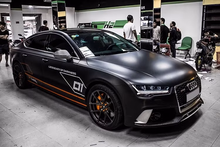 Tại Việt Nam, hiện dòng xe sang Audi A7 Sportback chỉ có một phiên bản duy nhất là TFSI 3.0 quattro. Tuy nhiên trên Thế giới, chiếc xe còn có phiên bản hiệu năng cao RS7 để cạnh tranh với Mercedes CLS 63 AMG. Do rất khó có thể sở hữu một chiếc RS7 tại Việt Nam bởi giá thành xe khá đắt nên một chủ sở hữu A7 đã tiến hành nâng cấp chiếc xe của mình theo phong cách của RS7.