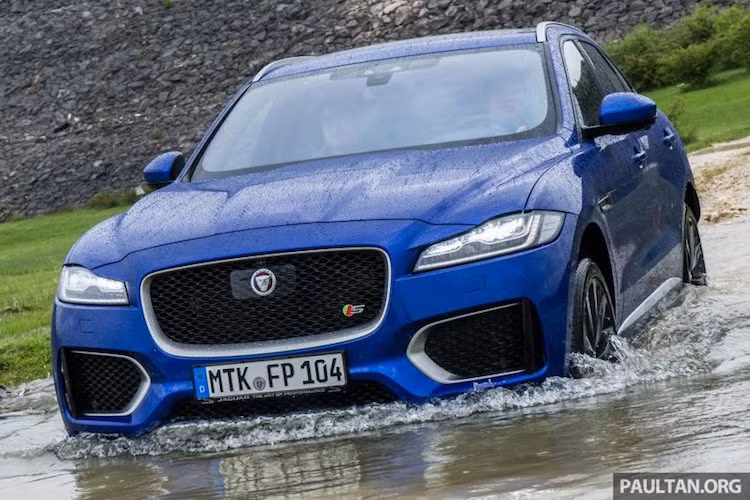 Về hệ dẫn động, tuỳ thuộc vào phiên bản mà F-Pace sẽ được trang bị hệ dẫn động cầu sau hoặc 4 bánh. Để đem lại cảm giác lái thể thao, hệ thống treo trên xe có dạng Wishbone kép ở cầu trước và đa liên kết ở cầu sau.