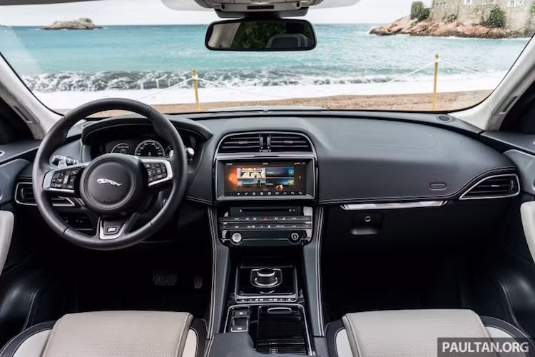 Nội thất của F-Pace đơn giản nhưng sang trọng, hiện đại và có phần khá giống với chiếc sedan XE của hãng, đồng thời được tích hợp nhiều công nghệ mới như; hệ thống thông tin giải trí với màn hình cảm ứng 10,2 inch, sử dụng vi xử lý lõi tứ và ổ cứng thể rắn SSD siêu tốc.