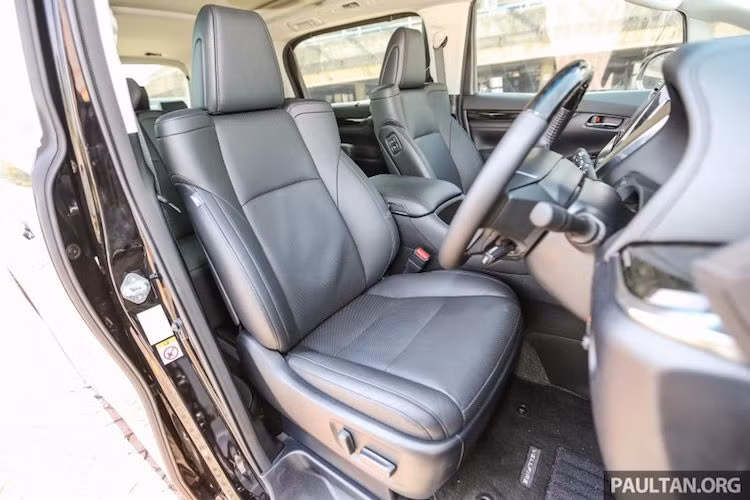 Các vật liệu được Toyota sử dụng trên Vellfire cũng rất cao cấp với nội thất bọc da xịn và các chi tiết ốp gỗ màu đen. Cả 2 hàng ghế trước của chiếc xe đều có khả năng điều chỉnh bằng điện, riêng ghế người lái còn có thể nhớ vị trí.