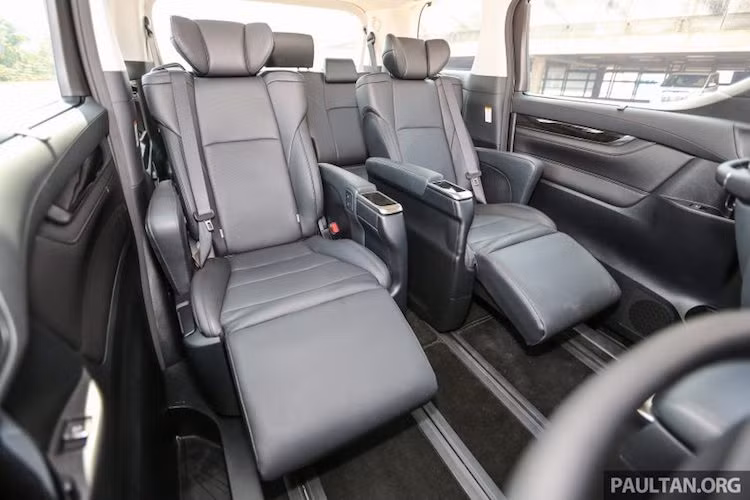 Hàng ghế sau của Alphard có dạng "ghế VIP" đầy cao cấp với đệm đỡ chân riêng, cũng có thể điều chỉnh điện toàn phần và tiến lùi bằng các ray trên sàn xe để người dùng dễ dàng bước xuống hàng ghế thứ 3. Cạnh mỗi ghế ngồi là một cụm điều khiển các chức năng của xe, có dạng cảm ứng hiện đại.