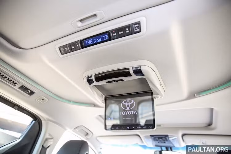 Ở phía trên trần xe, Toyota cũng đã trang bị cho Vellfire hệ thống thông tin giải trí riêng với màn hình kích thước 12 inch kèm theo tai nghe không dây.