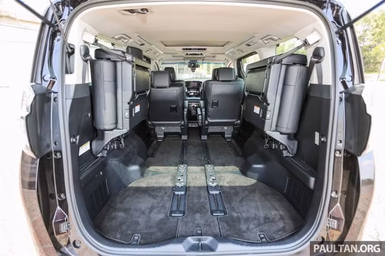 Khi không sử dụng, hàng ghế thứ 3 trên Vellfire có thể được gập gọn vào hai bên thành xe, đem tới không gian chứa hành lý rộng như một chiếc xe van cho xe.
