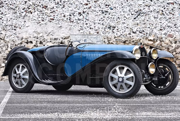 7. 1932 Bugatti Type 55 Roadster - 10,4 triệu USD: Được coi là một trong những mẫu xe cổ đẹp nhất xuất hiện tại Pebble Beach 2016, chiếc Type 55 đã được đích thân Jean Bugatti - con trai nhà sáng lập Ettore Bugatti thiết kế.