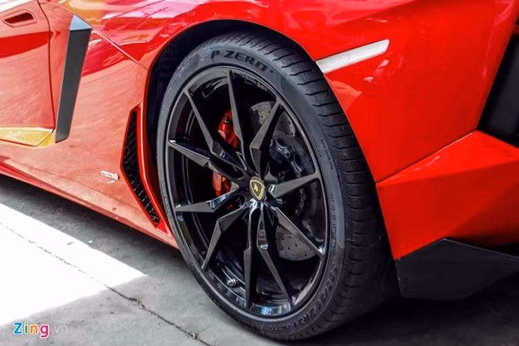 Vành 10 chấu tương tự loại lắp trên phiên bản Aventador kỷ niệm 50 năm thành lập Lamborghini 50th anniversario.