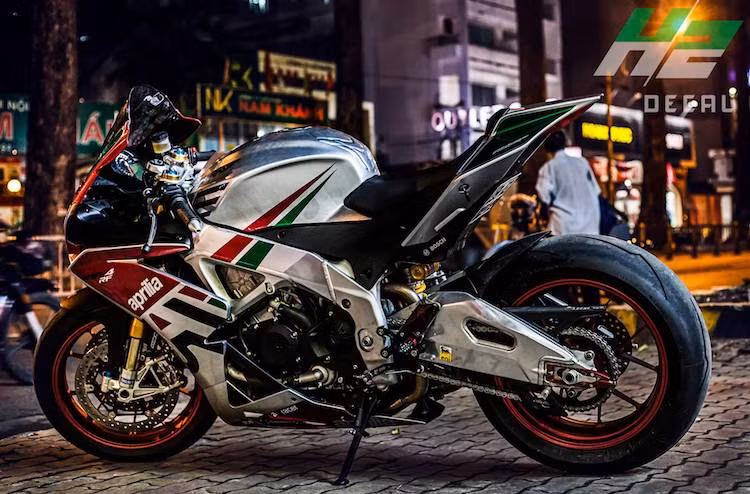 Là một chiếc superbike đỉnh cao, Aprilia RSV4 RF còn được trang bị đầy đủ những phụ tùng "hàng tuyển" từ nhiều hãng tên tuổi trên Thế giới, có thể kể tới bao gồm hệ thống giảm xóc Ohlins, phanh Brembo và lốp Pirelli Supercorsa.