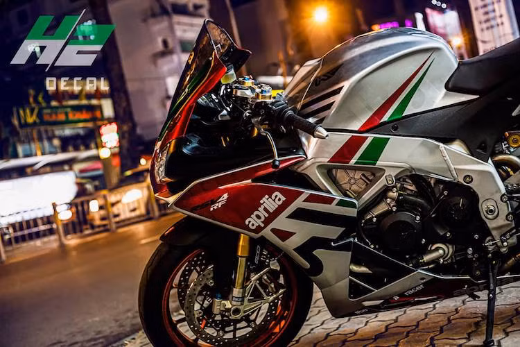 Chưa bằng lòng với độ "độc" của chiếc xe, một người sở hữu Aprilia RSV4 RF đã tiếp tục trang bị cho chiếc xe hệ thống xả full system lon ngắn của Austin Racing, đồng thời đặt thiết kế một bộ tem trùm riêng cho chiếc xe với mẫu gợi nhớ về một phiên bản đặc biệt khác là RSV4 R-FW Misano.