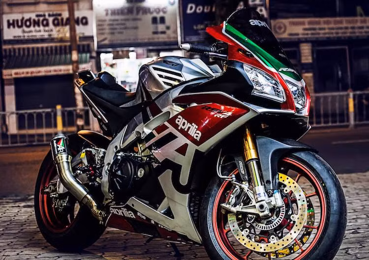Tại châu Âu, giá của mỗi chiếc Aprilia RSV4 RF lên tới khoảng 22.000 USD. Aprilia cũng chỉ sản xuất đúng 500 chiếc RSV4 RF trên toàn Thế giới.