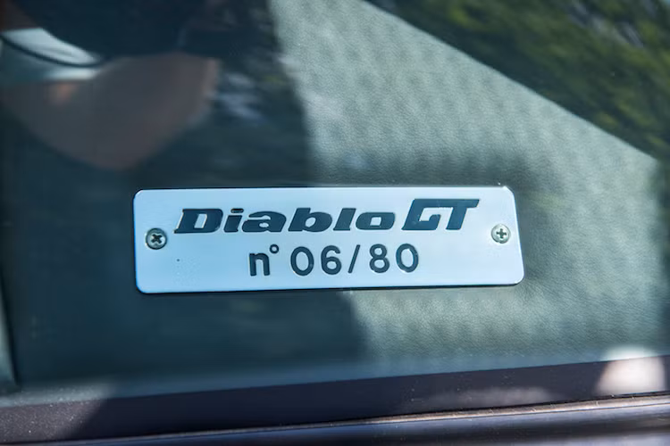 Chiếc Diablo GT màu xám trong bài viết này là chiếc thứ 6 từng được hãng siêu xe Lamborghini sản xuất, do một đại gia ở Monaco đặt hàng từ đại lý ở Milan cách đây 17 năm. Trong nhiều năm qua, chiếc xe mới chỉ đi được 11.100 km và vẫn trong tình trạng hoàn hảo, khiến nó có giá lên tới khoảng 525.000 USD - tương đương một chiếc Aventador SV mới tinh hiện nay.
