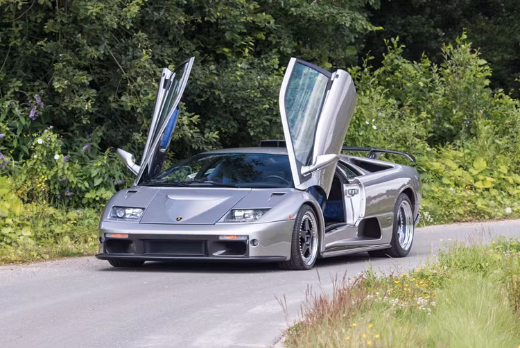 Dù không phải là phiên bản đặc biệt cuối cùng của dòng Diablo, nhưng Lamborghini Diablo GT được coi là phiên bản thương mại thể thao nhất của dòng siêu xe đình đám thập niên 90. Ra mắt lần đầu vào năm 1999, Diablo có vị trí tương tự như Aventador hiện nay trong dòng sản phẩm của Lamborghini, nhưng được sản xuất với số lượng ít hơn nhiều.
