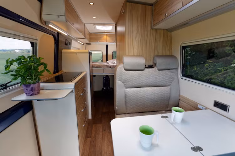 Ở bên trong không gian thùng xe phía sau của Sprinter, Mercedes đã khéo léo bố trí một cách gọn gàng và khoa học đầy đủ tất cả các tiện nghi cần thiết của một ngôi nhà bình thường cho xe. Trong đó, các tủ và kệ phân nội thất xe ra thành những khu sinh hoạt khác nhau.