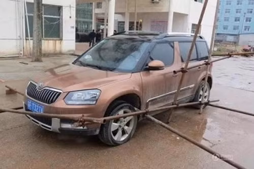 Chiếc xe ô tô của sếp đã bị khóa để đòi tiền thưởng.