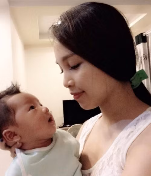 Bà mẹ xinh đẹp bên tình yêu bé nhỏ - bé Ball. Bà mẹ xinh đẹp bên tình yêu bé nhỏ - bé Ball.