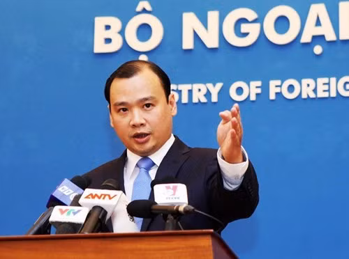 Bo Ngoai giao len tieng viec tau My tien sat dao Tri Ton, Hoang Sa