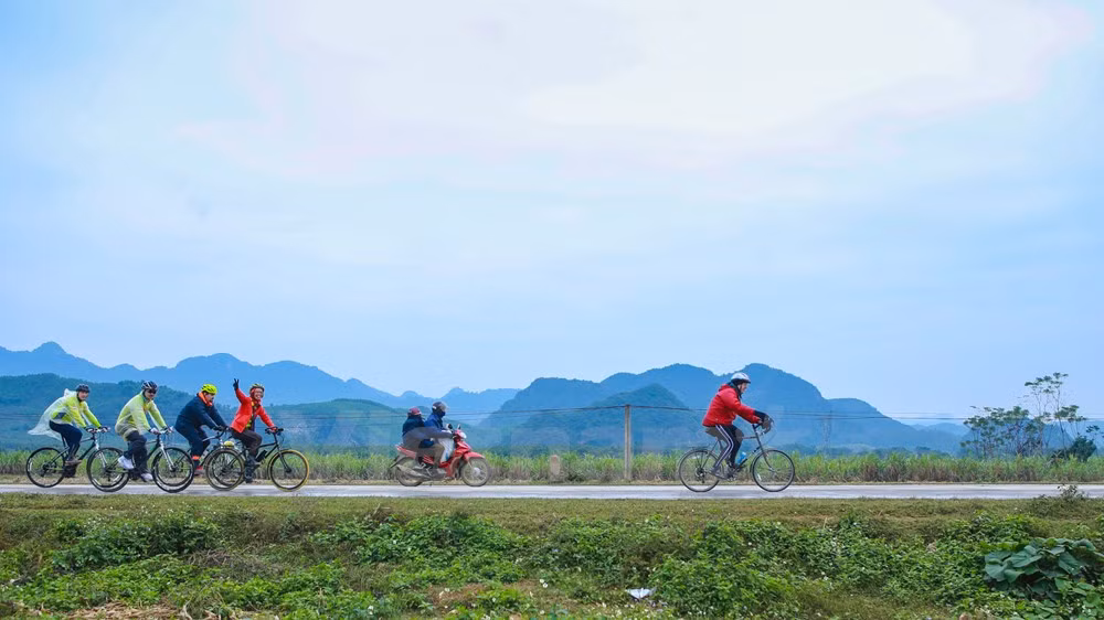 Ngài Đại sứ cùng các thành viên trong đoàn đạp xe chia sẻ, mọi người rất thích phong cảnh ở Việt Nam. (Ảnh: Minh Sơn/Vietnam+)