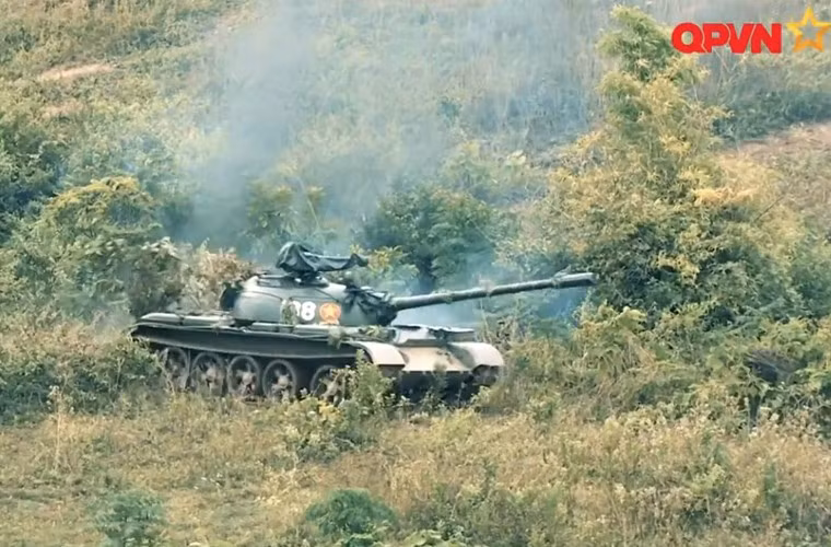 Xe tăng chủ lực T-54/55 tiến công địch trên địa hình rừng núi.